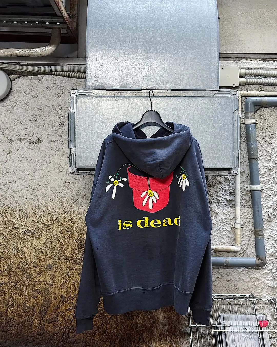 SAINT Mxxxxxx × DE LA SOUL DLS_HOODIE/DE LA SOUL/BLK DE LA SOUL co-branded potted plant destruction hoodie, washed black S-XL, a very important hoodie this season. It embodies the brand philosophy through the humorous potted plant and slogan design. In addition, through a large number of hand-made fraying, cutting and other damage processing, as well as heavy washing and oxidative fading treatment, a perfect Vintage effect is created. Original mold opening Customized co-branded main mark and wash water mark, correct version